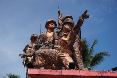 Blitar, Doğu Java, Endonezya - 10 Nisan 2020: Trisula anıtı. Mızrak anıtı 1965 yılındaki PKI ayaklanması sırasında Blitar 'da ölen kahramanın anısına dikildi.