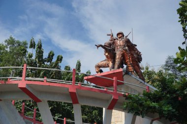 Blitar, Doğu Java, Endonezya - 10 Nisan 2020: Trisula anıtı. Mızrak anıtı 1965 yılındaki PKI ayaklanması sırasında Blitar 'da ölen kahramanın anısına dikildi.