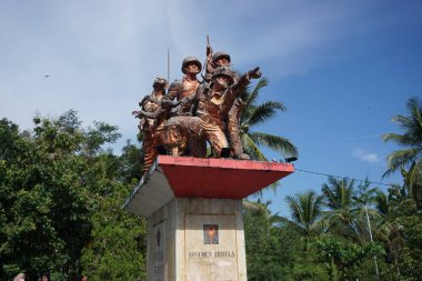 Blitar, Doğu Java, Endonezya - 10 Nisan 2020: Trisula anıtı. Mızrak anıtı 1965 yılındaki PKI ayaklanması sırasında Blitar 'da ölen kahramanın anısına dikildi.