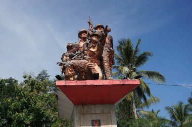 Blitar, Doğu Java, Endonezya - 10 Nisan 2020: Trisula anıtı. Mızrak anıtı 1965 yılındaki PKI ayaklanması sırasında Blitar 'da ölen kahramanın anısına dikildi.