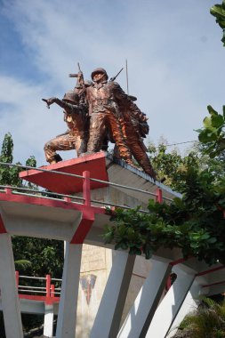 Blitar, Doğu Java, Endonezya - 10 Nisan 2020: Trisula anıtı. Mızrak anıtı 1965 yılındaki PKI ayaklanması sırasında Blitar 'da ölen kahramanın anısına dikildi.