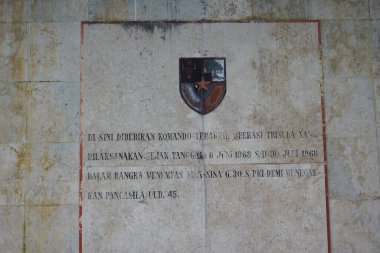 Blitar, Doğu Java, Endonezya - 10 Nisan 2020: Trisula anıtı. Mızrak anıtı 1965 yılındaki PKI ayaklanması sırasında Blitar 'da ölen kahramanın anısına dikildi.