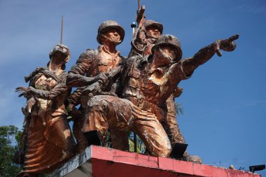 Blitar, Doğu Java, Endonezya - 10 Nisan 2020: Trisula anıtı. Mızrak anıtı 1965 yılındaki PKI ayaklanması sırasında Blitar 'da ölen kahramanın anısına dikildi.