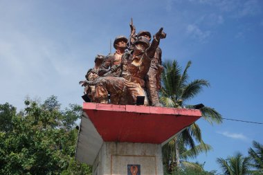 Blitar, Doğu Java, Endonezya - 10 Nisan 2020: Trisula anıtı. Mızrak anıtı 1965 yılındaki PKI ayaklanması sırasında Blitar 'da ölen kahramanın anısına dikildi.