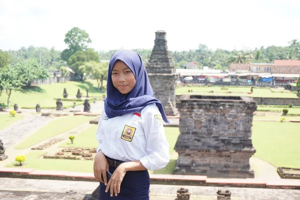 2021年4月15日インドネシア東ジャワ州ブリタル インドネシア中学生がインドネシア東ジャワ州ペナタラン寺院で休暇を過ごしました — ストック写真
