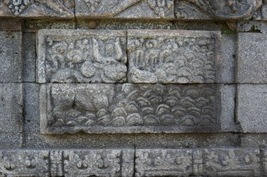 Kediri, Doğu Java Endonezya - 15 Mart 2021: Kediri, Doğu Java Endonezya 'daki Surowono Tapınağı' nın taşında rahatlama