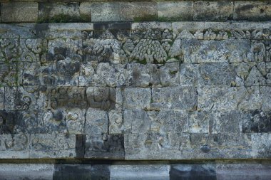 Kediri, Doğu Java Endonezya - 15 Mart 2021: Kediri, Doğu Java Endonezya 'daki Surowono Tapınağı' nın taşında rahatlama