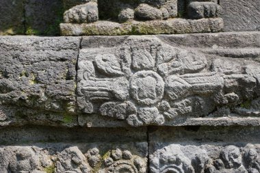 Kediri, Doğu Java Endonezya - 15 Mart 2021: Kediri, Doğu Java Endonezya 'daki Surowono Tapınağı' nın taşında rahatlama