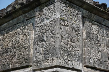 Kediri, Doğu Java Endonezya - 15 Mart 2021: Kediri, Doğu Java Endonezya 'daki Surowono Tapınağı' nın taşında rahatlama