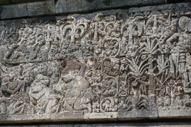 Kediri, Doğu Java Endonezya - 15 Mart 2021: Kediri, Doğu Java Endonezya 'daki Surowono Tapınağı' nın taşında rahatlama