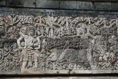 Kediri, Doğu Java Endonezya - 15 Mart 2021: Kediri, Doğu Java Endonezya 'daki Surowono Tapınağı' nın taşında rahatlama