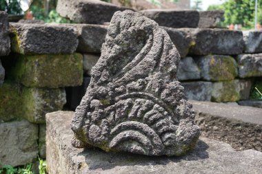 Kediri, Doğu Java Endonezya - 15 Mart 2021: Kediri, Doğu Java Endonezya 'daki Surowono tapınağının kalıntıları