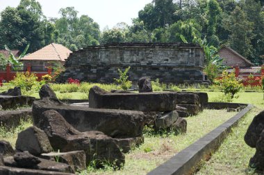 Kediri, Doğu Java Endonezya - 15 Mart 2021: Kediri, Doğu Java Endonezya 'daki Surowono tapınağının kalıntıları