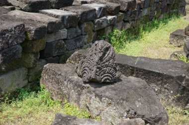Kediri, Doğu Java Endonezya - 15 Mart 2021: Kediri, Doğu Java Endonezya 'daki Surowono tapınağının kalıntıları