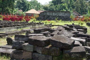 Kediri, Doğu Java Endonezya - 15 Mart 2021: Kediri, Doğu Java Endonezya 'daki Surowono tapınağının kalıntıları