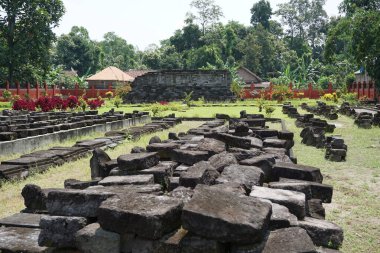 Kediri, Doğu Java Endonezya - 15 Mart 2021: Kediri, Doğu Java Endonezya 'daki Surowono tapınağının kalıntıları