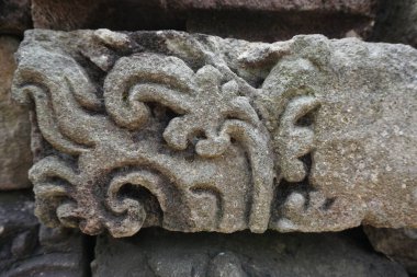 Blitar, Doğu Java, Endonezya - 25 Nisan 2021: Simping Tapınağı 'na taş oyma. Simping tapınağı, Majapahit Kralı Raden Wijaya 'nın mezarıdır.