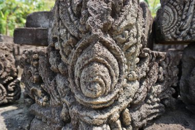 Blitar, Doğu Java, Endonezya - 25 Nisan 2021: Simping Tapınağı 'na taş oyma. Simping tapınağı, Majapahit Kralı Raden Wijaya 'nın mezarıdır.