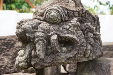 Blitar, Doğu Java, Endonezya - 25 Nisan 2021: Simping Tapınağı 'na taş oyma. Simping tapınağı, Majapahit Kralı Raden Wijaya 'nın mezarıdır.