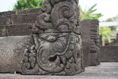 Blitar, Doğu Java, Endonezya - 25 Nisan 2021: Simping Tapınağı 'na taş oyma. Simping tapınağı, Majapahit Kralı Raden Wijaya 'nın mezarıdır.