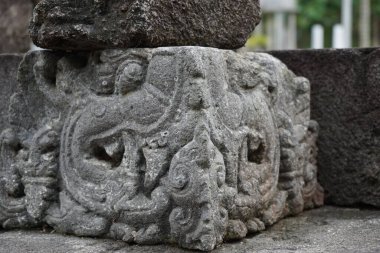 Blitar, Doğu Java, Endonezya - 25 Nisan 2021: Simping Tapınağı 'na taş oyma. Simping tapınağı, Majapahit Kralı Raden Wijaya 'nın mezarıdır.