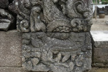 Blitar, Doğu Java, Endonezya - 25 Nisan 2021: Simping Tapınağı 'na taş oyma. Simping tapınağı, Majapahit Kralı Raden Wijaya 'nın mezarıdır.