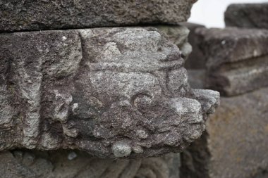 Blitar, Doğu Java, Endonezya - 25 Nisan 2021: Simping Tapınağı 'na taş oyma. Simping tapınağı, Majapahit Kralı Raden Wijaya 'nın mezarıdır.