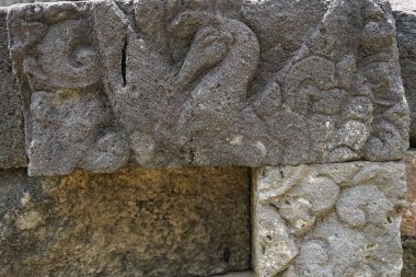Blitar, Doğu Java, Endonezya - 25 Nisan 2021: Simping Tapınağı 'na taş oyma. Simping tapınağı, Majapahit Kralı Raden Wijaya 'nın mezarıdır.