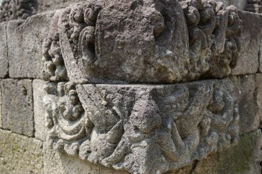 Blitar, Doğu Java, Endonezya - 25 Nisan 2021: Simping Tapınağı 'na taş oyma. Simping tapınağı, Majapahit Kralı Raden Wijaya 'nın mezarıdır.