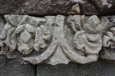 Blitar, Doğu Java, Endonezya - 25 Nisan 2021: Simping Tapınağı 'na taş oyma. Simping tapınağı, Majapahit Kralı Raden Wijaya 'nın mezarıdır.