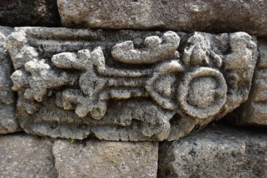 Blitar, Doğu Java, Endonezya - 25 Nisan 2021: Simping Tapınağı 'na taş oyma. Simping tapınağı, Majapahit Kralı Raden Wijaya 'nın mezarıdır.