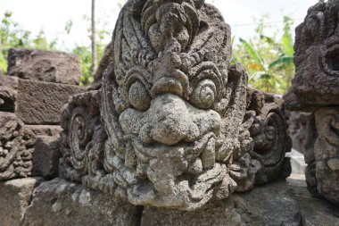 Blitar, Doğu Java, Endonezya - 25 Nisan 2021: Simping Tapınağı 'na taş oyma. Simping tapınağı, Majapahit Kralı Raden Wijaya 'nın mezarıdır.