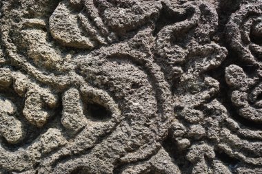 Blitar, Doğu Java, Endonezya - 25 Nisan 2021: Simping Tapınağı 'na taş oyma. Simping tapınağı, Majapahit Kralı Raden Wijaya 'nın mezarıdır.