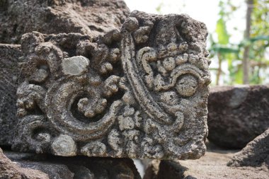 Blitar, Doğu Java, Endonezya - 25 Nisan 2021: Simping Tapınağı 'na taş oyma. Simping tapınağı, Majapahit Kralı Raden Wijaya 'nın mezarıdır.