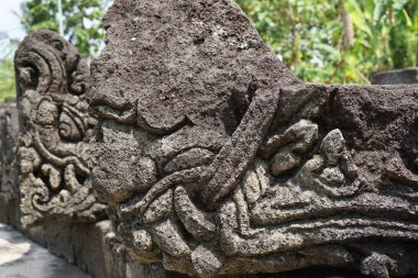 Blitar, Doğu Java, Endonezya - 25 Nisan 2021: Simping Tapınağı 'na taş oyma. Simping tapınağı, Majapahit Kralı Raden Wijaya 'nın mezarıdır.