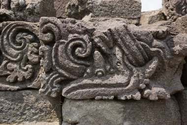 Blitar, Doğu Java, Endonezya - 25 Nisan 2021: Simping Tapınağı 'na taş oyma. Simping tapınağı, Majapahit Kralı Raden Wijaya 'nın mezarıdır.