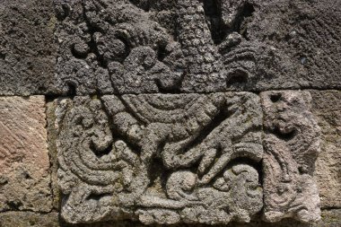 Blitar, Doğu Java, Endonezya - 25 Nisan 2021: Simping Tapınağı 'na taş oyma. Simping tapınağı, Majapahit Kralı Raden Wijaya 'nın mezarıdır.