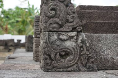 Blitar, Doğu Java, Endonezya - 25 Nisan 2021: Simping Tapınağı 'na taş oyma. Simping tapınağı, Majapahit Kralı Raden Wijaya 'nın mezarıdır.