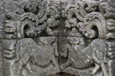 Blitar, Doğu Java, Endonezya - 25 Nisan 2021: Simping Tapınağı 'na taş oyma. Simping tapınağı, Majapahit Kralı Raden Wijaya 'nın mezarıdır.