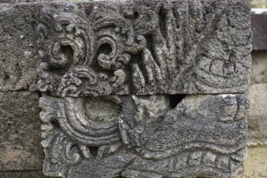 Blitar, Doğu Java, Endonezya - 25 Nisan 2021: Simping Tapınağı 'na taş oyma. Simping tapınağı, Majapahit Kralı Raden Wijaya 'nın mezarıdır.