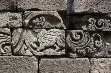 Blitar, Doğu Java, Endonezya - 25 Nisan 2021: Simping Tapınağı 'na taş oyma. Simping tapınağı, Majapahit Kralı Raden Wijaya 'nın mezarıdır.