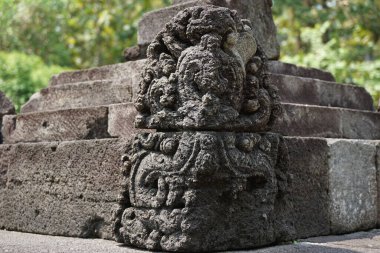 Blitar, Doğu Java, Endonezya - 25 Nisan 2021: Simping Tapınağı 'na taş oyma. Simping tapınağı, Majapahit Kralı Raden Wijaya 'nın mezarıdır.