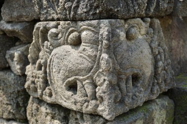 Blitar, Doğu Java, Endonezya - 25 Nisan 2021: Simping Tapınağı 'na taş oyma. Simping tapınağı, Majapahit Kralı Raden Wijaya 'nın mezarıdır.