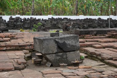 Blitar, Doğu Java, Endonezya - 25 Nisan 2021: Simping Tapınağı 'ndaki taş harabeleri. Simping tapınağı, Majapahit Kralı Raden Wijaya 'nın mezarıdır.