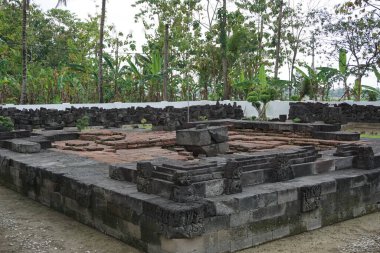 Blitar, Doğu Java, Endonezya - 25 Nisan 2021: Simping Tapınağı 'ndaki taş harabeleri. Simping tapınağı, Majapahit Kralı Raden Wijaya 'nın mezarıdır.