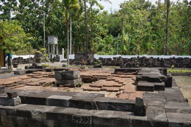 Blitar, Doğu Java, Endonezya - 25 Nisan 2021: Simping Tapınağı 'ndaki taş harabeleri. Simping tapınağı, Majapahit Kralı Raden Wijaya 'nın mezarıdır.