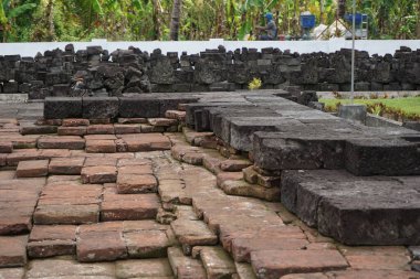 Blitar, Doğu Java, Endonezya - 25 Nisan 2021: Simping Tapınağı 'ndaki taş harabeleri. Simping tapınağı, Majapahit Kralı Raden Wijaya 'nın mezarıdır.