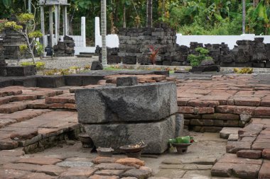 Blitar, Doğu Java, Endonezya - 25 Nisan 2021: Simping Tapınağı 'ndaki taş harabeleri. Simping tapınağı, Majapahit Kralı Raden Wijaya 'nın mezarıdır.