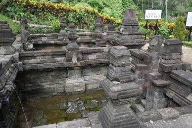 Blitar, Doğu Java, Endonezya - 27 Nisan 2021: Penataran tapınağında Petirtaan penataranı (pemandian penataran, havuz)