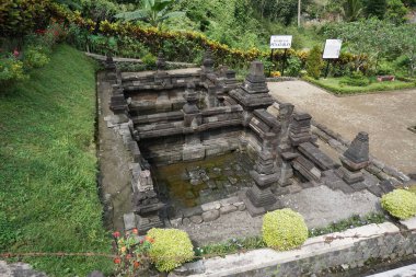 Blitar, Doğu Java, Endonezya - 27 Nisan 2021: Penataran tapınağında Petirtaan penataranı (pemandian penataran, havuz)